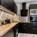 4p Modern & Secured Parking *
