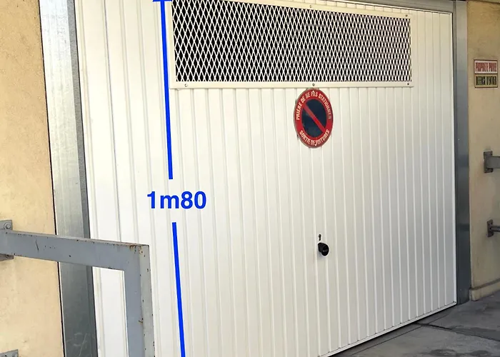 4p Modern & Secured Parking *